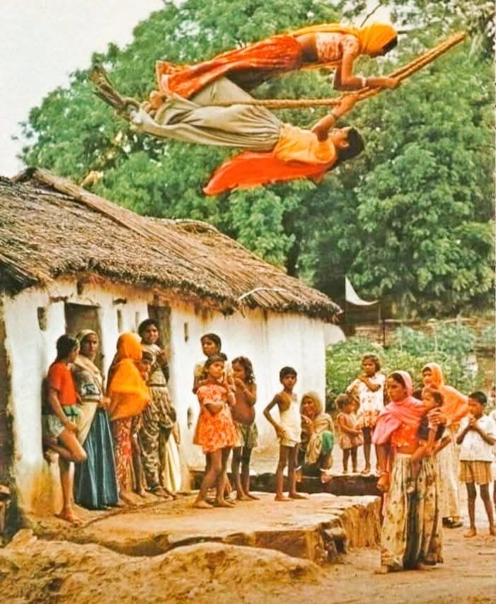 BhavnaRajkot33's tweet image. युगो से आदमी, भागा दौड़ा बहुत पर,,
जमी से आगे पहुंचा कहीं नहीं,,
जीवन में आनंद पर्व बड़े मिलते गए,, परंतु ज्यादा को पाने की अभिलाषा में,,
दुखी ही लौट चलें...!#श्री_हरि 🌺🎋
#शुभ_संध्या_महादेव 🥀🌉🔱
#जय_जय_श्री_राम🚩🌿🪔