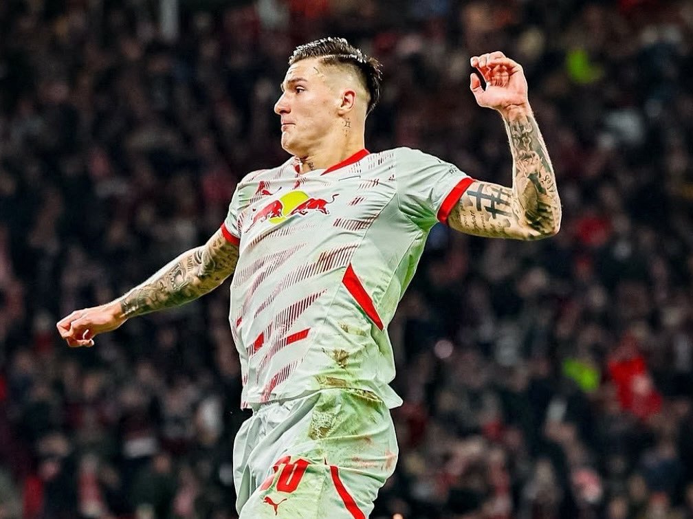 SimplyUtd's tweet photo. 🚨 Manchester United have initiated moves for Benjamin Sesko, starting concrete discussions after weeks of internal talks.

[@FabrizioRomano] https://t.co/z0JBbUvPDW