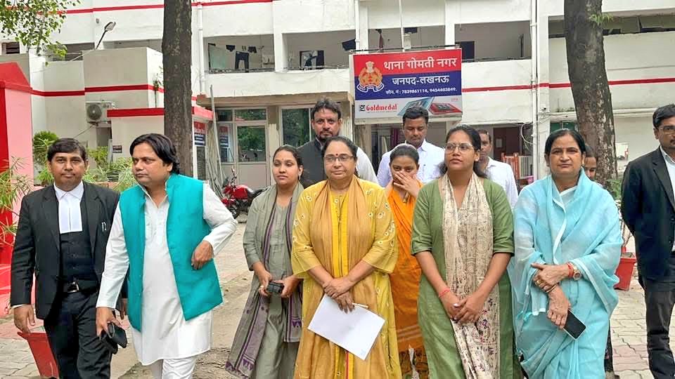 NehaYadavBHU's tweet image. आज समाजवादी महिला सभा की राष्ट्रीय अध्यक्ष श्रीमती जूही सिंह जी के नेतृत्व में एक प्रतिनिधिमंडल ने भाजपा नेता मौलाना साजिद रशीदी द्वारा समाजवादी पार्टी की सांसद आदरणीया श्रीमती डिंपल यादव जी के विरुद्ध की गई अमर्यादित, आपत्तिजनक और स्त्रीविरोधी टिप्पणी के खिलाफ थाना गोमती नगर,…