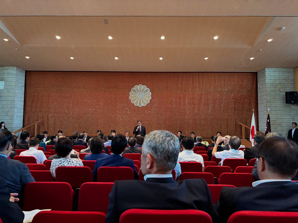 自民党本部にて、両院議員懇談会が開催されました。
多くの方から様々なご発言がありました。私も以下の通り、総裁や執行部の方に申し上げました。

「我が党中心の政権が衆参ともに過半数を失ったのは結党以来初めてであり、大敗を喫してしまった。