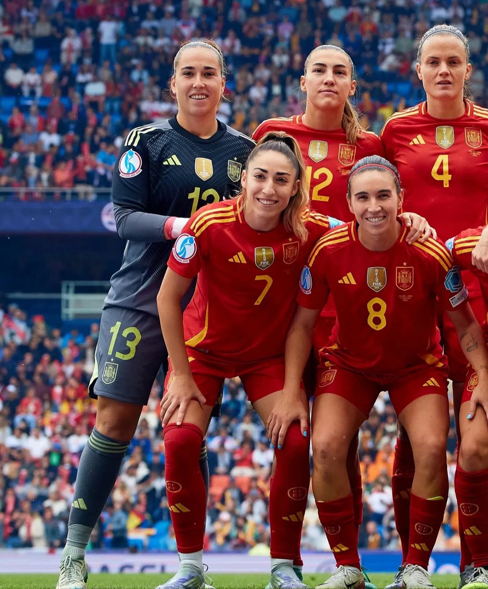 juan2FD's tweet photo. ✍️ SUPERIORES SÍ, PERO NO TANTO. 

Nuestra Selección femenina de fútbol cayó ayer de forma "trágica" frente a Inglaterra. Trágica con comillas porque el fútbol es lo más importante de lo menos importante y trágica también porque las futbolistas españolas fueron las mejores de un Campeonato que parecía llevar ya su nombre escrito en la Copa pero una de las grandezas de este deporte es que con menos medios que el rival puedes sacar el máximo provecho que en este caso es el triunfo y el título de campeonas de Europa.

No tan superiores porque, sí ayer las de Montse Tomé fueron mejores sobre todo en la primera parte y la prórroga, pero la entrenadora inglesa, tres Eurocopas en el palmarés de Sarina Wiegman, supo hacer el "Click" suficiente para que las suyas mostrarán sus garras durante una fase del partido y lo consiguieran empatar. El duelo de banquillo lo ganó la técnica holandesa que con menos consiguió más. 

Positivos, tenemos que ser positivos, porque a esta generación de campeonas del Mundo les queda cuerda para rato y destila buen fútbol. Nadie juega como las nuestras. Nos darán muchas alegrías y a la vuelta de la esquina tenemos un Mundial (2027) y una nueva oportunidad en los Juegos Olímpicos (2028). Sigamos siempre apoyando a este gran grupo de futbolistas españolas.

📸 Instagram @SEFutbolFem