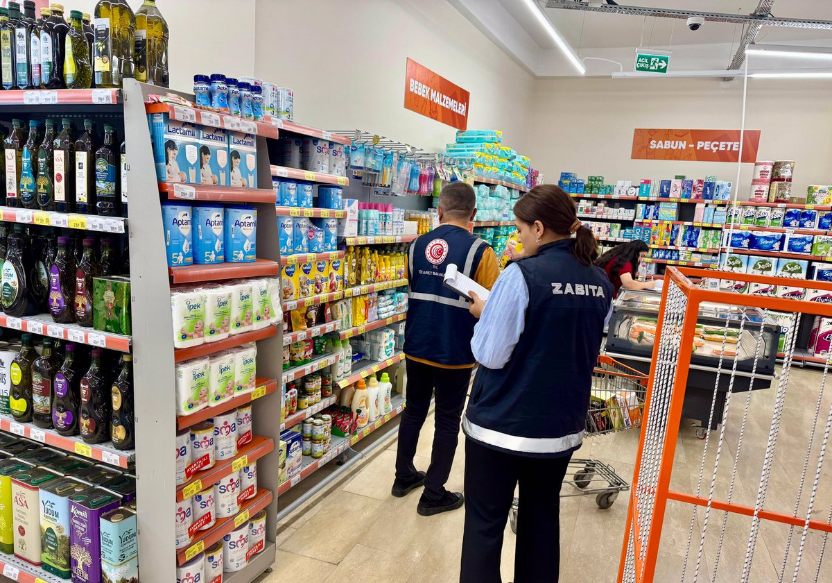 Zabıta ekiplerimiz, ilimiz merkezinde faaliyet gösteren marketlerde, Ticaret İl Müdürlüğü personelleri eşliğinde rutin kontrollerini gerçekleştirmeye devam ediyor.
