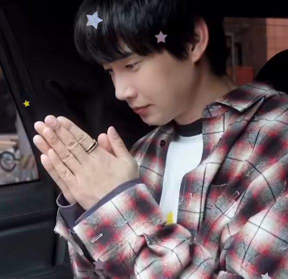 pinksweaterdcat's tweet image. these two pics bro im feral he looks so fucking good just one chnace please