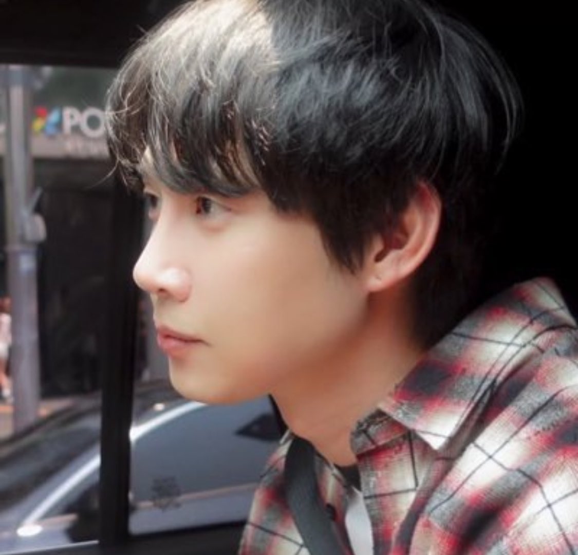 pinksweaterdcat's tweet image. these two pics bro im feral he looks so fucking good just one chnace please