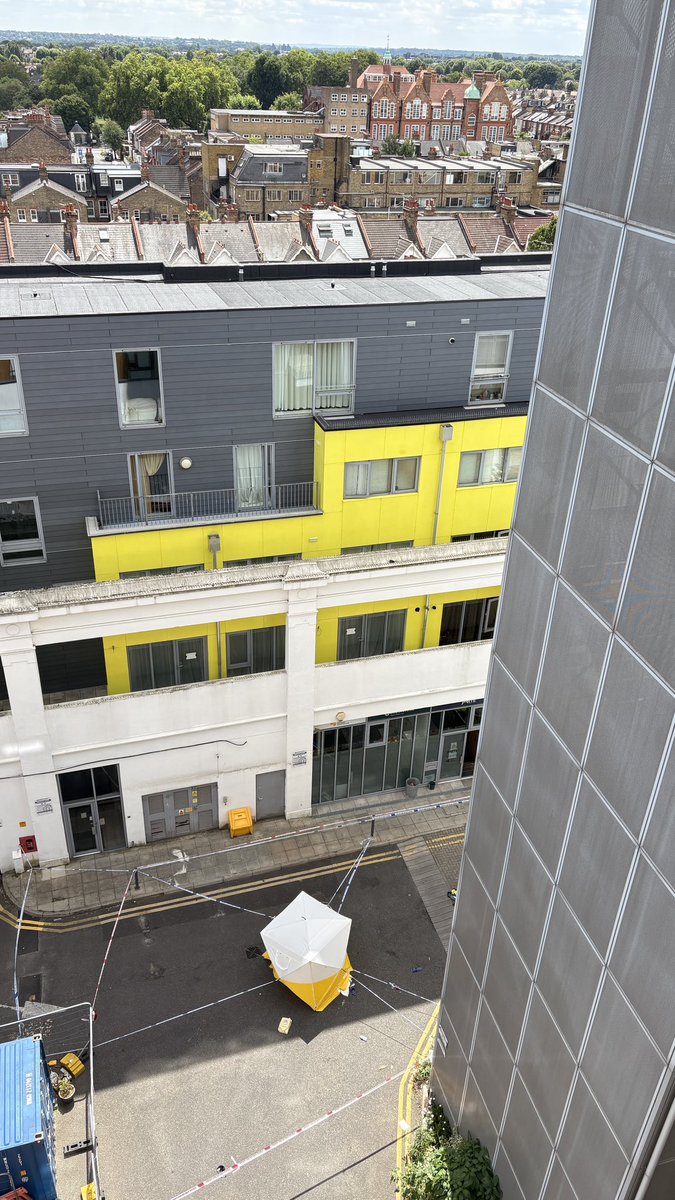 Issigonis_House's tweet photo. SO WHO RESPONDS FOR THIS? HOW MANY LIVES NEED TO GO BEFORE HOUSING ASSOCIATIONS ACTUALLY WORK AND SERVE TO RESIDENTS? 
THERES A DEAD MAN OUTSIDE AND WE ARE STILL WAITING FOR SOMEONE TO EXPLAIN. @RupaHuq @_EalingNews @metpoliceuk @ealingMPS @YourGuinness @BBCLondonNews https://t.co/L9dBQxU27G