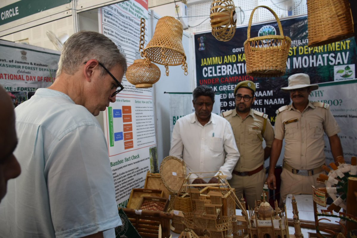 CM_JnK's tweet image. During Van Mahotsav-2025, the Chief Minister visited various stalls exhibiting forest produce and value-added forest products. He appreciated the efforts of the Forest Department staff in promoting conservation awareness and showcasing sustainable use of natural resources.
