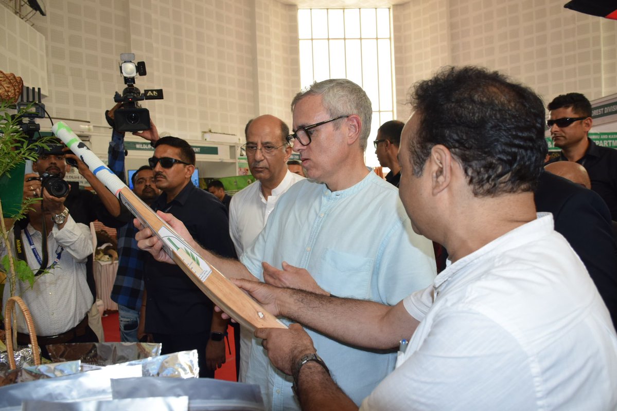 CM_JnK's tweet image. During Van Mahotsav-2025, the Chief Minister visited various stalls exhibiting forest produce and value-added forest products. He appreciated the efforts of the Forest Department staff in promoting conservation awareness and showcasing sustainable use of natural resources.