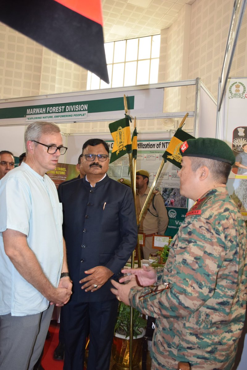 CM_JnK's tweet image. During Van Mahotsav-2025, the Chief Minister visited various stalls exhibiting forest produce and value-added forest products. He appreciated the efforts of the Forest Department staff in promoting conservation awareness and showcasing sustainable use of natural resources.