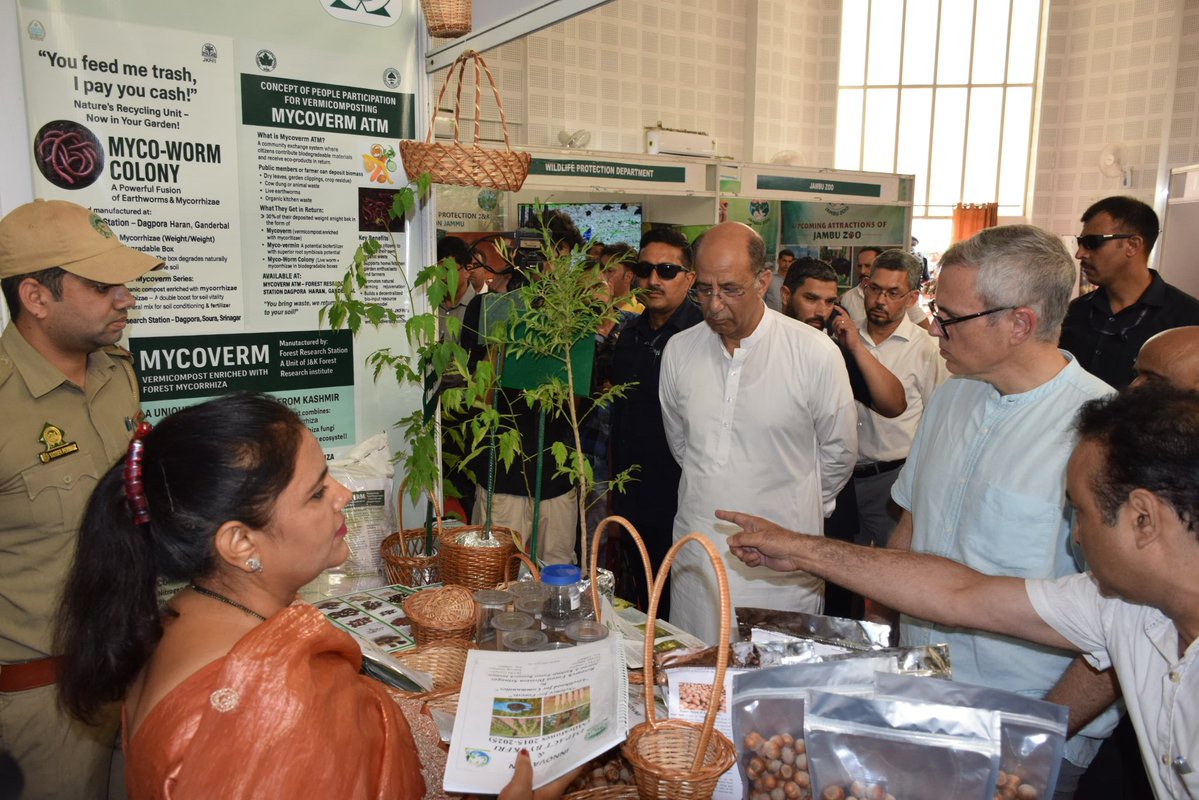 CM_JnK's tweet image. During Van Mahotsav-2025, the Chief Minister visited various stalls exhibiting forest produce and value-added forest products. He appreciated the efforts of the Forest Department staff in promoting conservation awareness and showcasing sustainable use of natural resources.