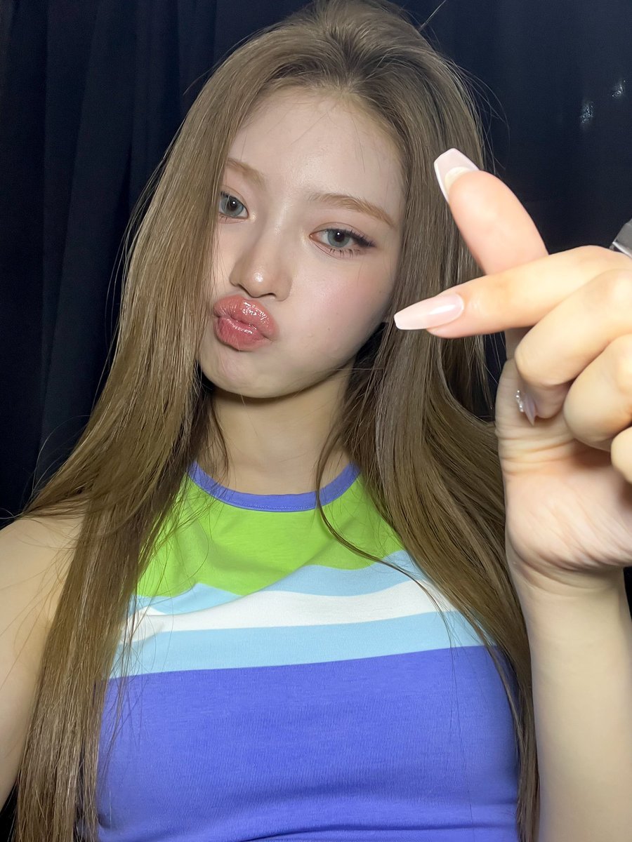 250728 🐮💬

🐮 +📸
🐮 i’ll give it to youu
💬 all TiiiKiiis nationwide have fainted
🐮 fainted!??
💬 my idol is a selca genius it seems...💞
🐮 ☺️☺️☺️☺️☺️❣️
💬 seriously so very prettyㅜㅠㅜㅜㅜㅜㅠㅜㅜㅜㅜㅜㅠㅜㅜㅜ 하 the epitome of angelic beauty, kwak haum
🐮 😳😳😳