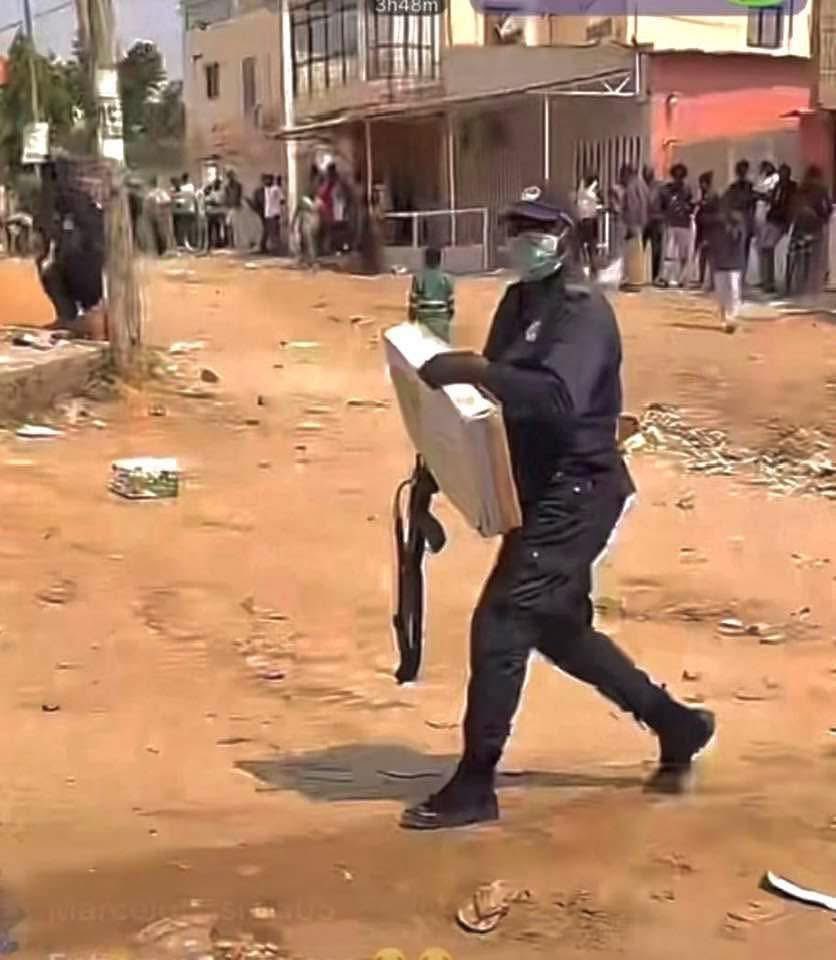 cesarchiyaya's tweet image. São gatunos, andam armados, sabotam as manifestações….
——
“E até lá, estou-me nas tintas”.