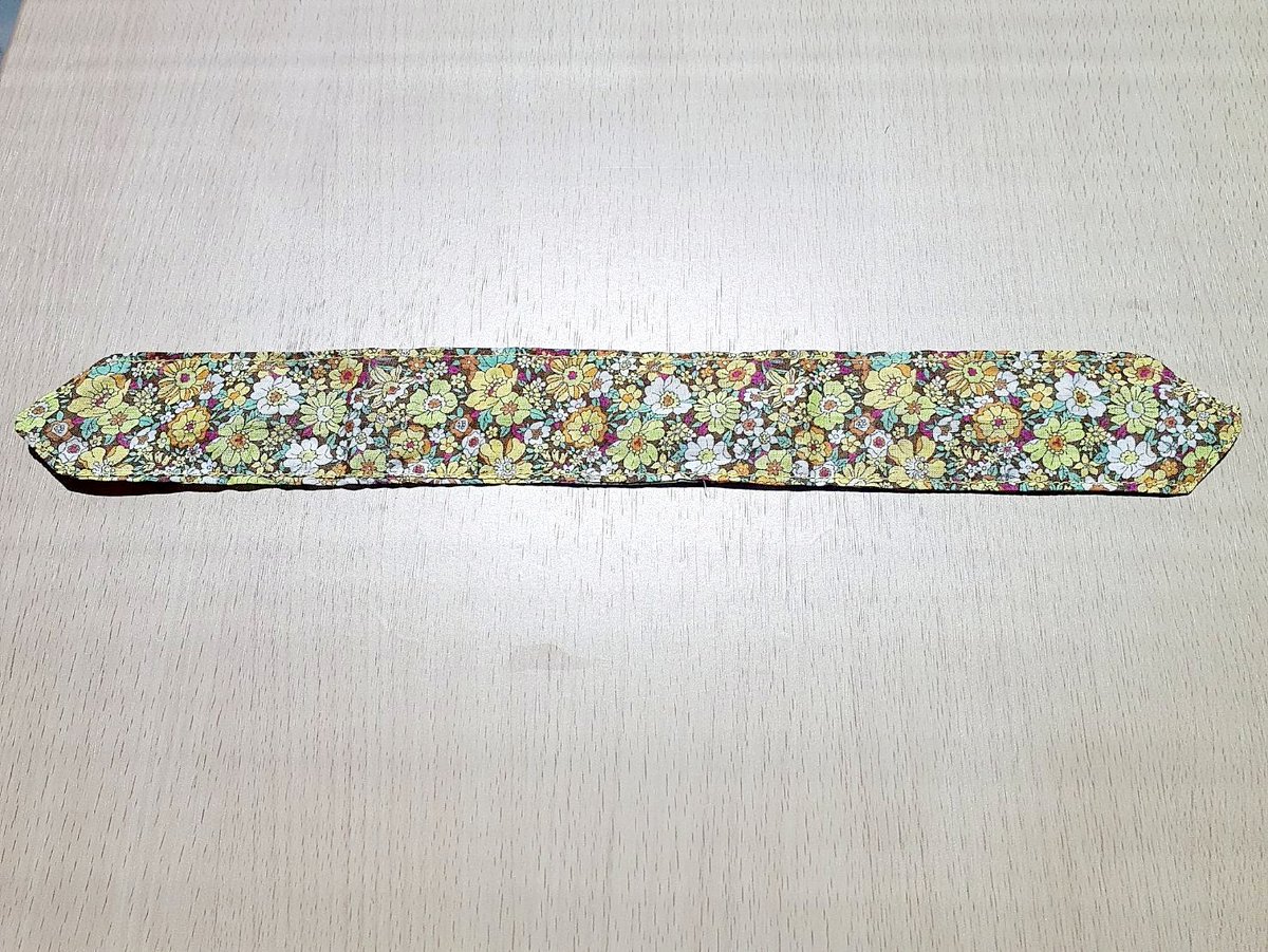 tsuki3610's tweet photo. 朝お弁当を作っているのですが、持って行く時になって、どっちが自分の方なのかいつも分からなくなります😆💦
はぎれを使って自分の方にリボンを付けました🎀目印にちょうど良かったよ～😉

 #ハンドメイド  #ハンドメイド作品
 #はぎれ  #ハギレ  #端切れ
 #布小物  #リボン https://t.co/j1PzuBSbuo