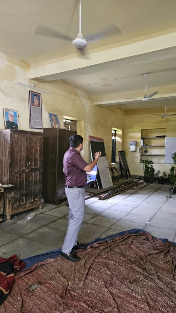 #सुरक्षित 
शिक्षा_की_दिशा_में_सघन_निरीक्षण

जिला कलेक्टर के आदेशानुसार राजकीय विद्यालयो का सघन निरीक्षण करते हुए अधिकारी