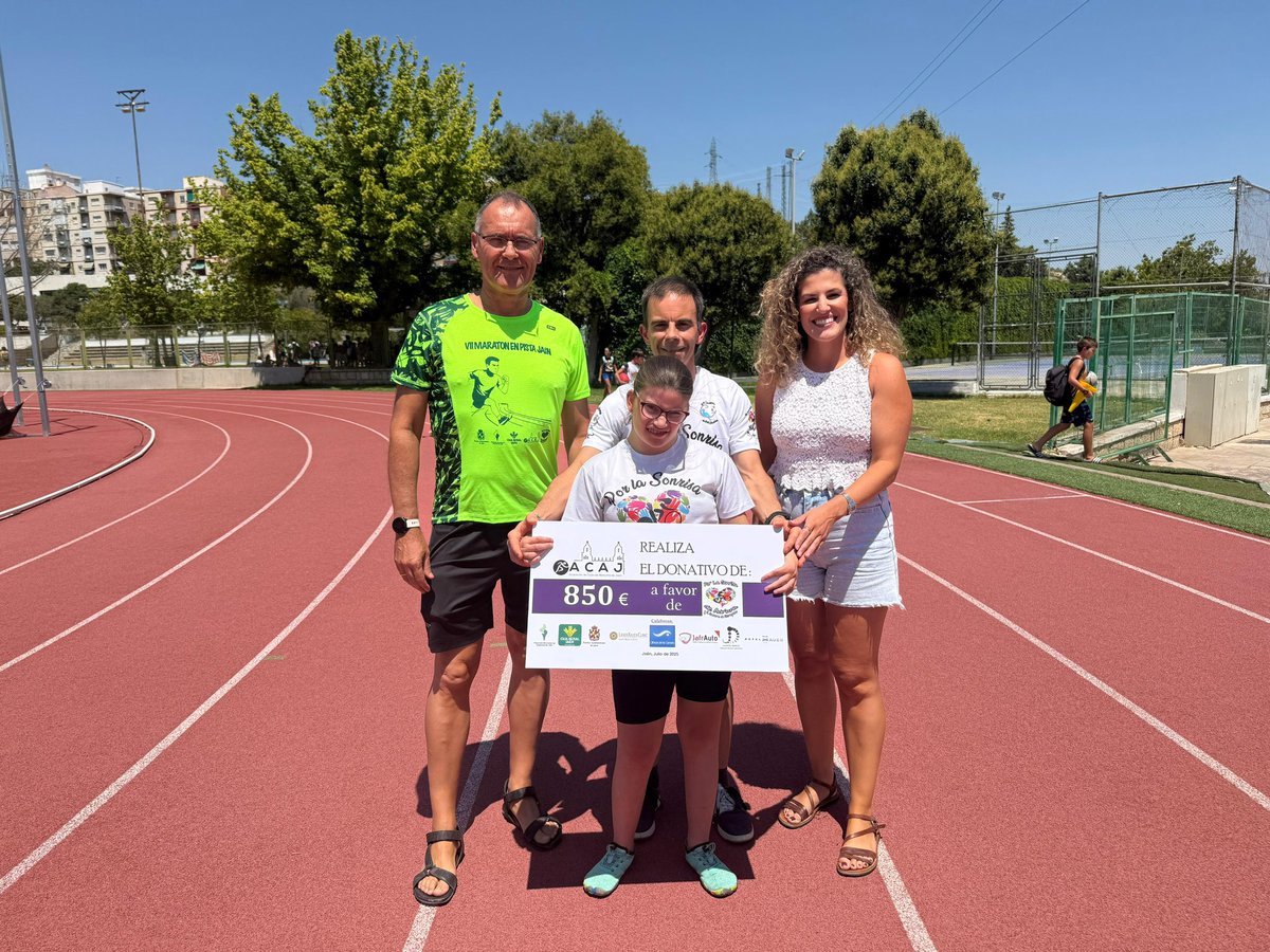 Satisfechos de entregar a la asociación “Todos con Adriana y el Síndrome de Pitt Hopkins” el cheque simbólico de los 850 💶 recaudados en el recientemente disputado VII Maratón en Pista Solidario “Ciudad de Jaén” organizado por la ACAJ con la colaboración del <a href="/PatronatoJ/">Patronato Municipal de Deportes de Jaén</a> 👏🏻