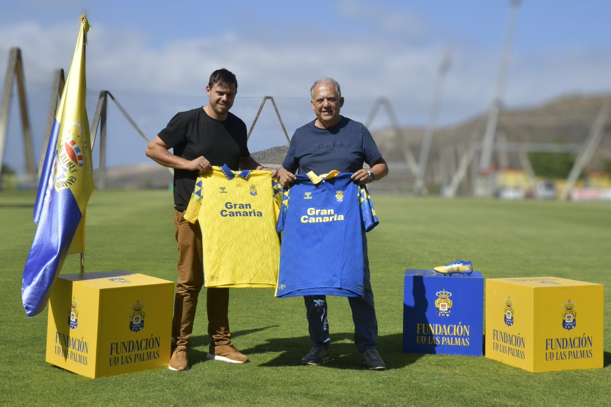 UDLP_Fundacion's tweet image. ¡La Fundación Canaria UD Las Palmas entrega a la UD San Nicolás varios lotes de material deportivo para su base! ⚽️👏
🔗 goo.su/OnlhYm
#SeremosMásUnión #LaUnionHaceLasPalmas #DiSAFÍO
