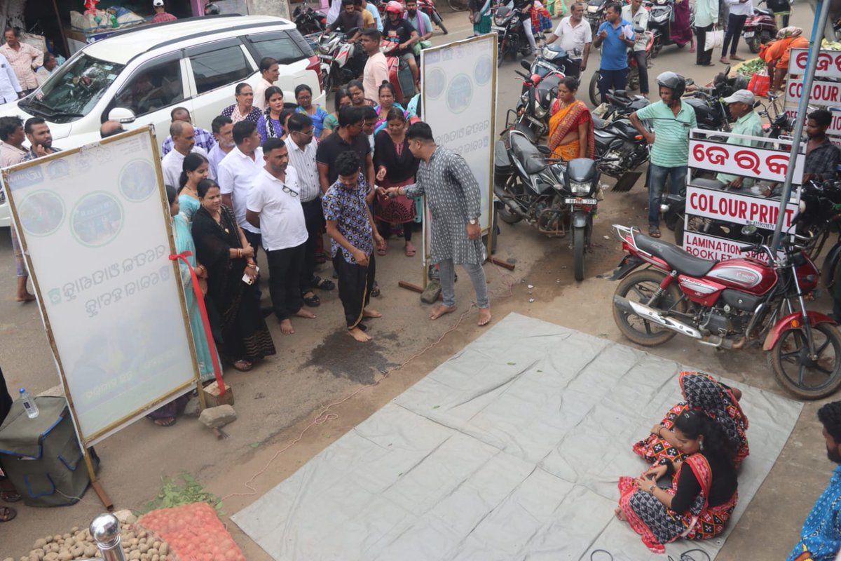 ଆଜି " ଷ୍ଟ୍ରିଟ ପ୍ଲେ " ମାଧ୍ୟମରେ ସ୍ବଚ୍ଛତା ପାଇଁ ସଚେତନତା କାର୍ଯ୍ୟକ୍ରମ ର ଶୁଭ ଉଦ୍ଘାଟନ ନଗରପାଳ Dharmananda Parida ଙ୍କ କରକମଳରେ ହୋଇଯାଇଅଛି । ଉକ୍ତ  କାର୍ଯ୍ୟକ୍ରମରେ ଉପ ନଗରପାଳ, ନିର୍ବାହୀ ଅଧିକାରୀ ଙ୍କ ସମେତ ସମସ୍ତ ୱାର୍ଡ ର କାଉନସିଲର ମାନେ ଉପସ୍ଥିତ ଥିଲେ।