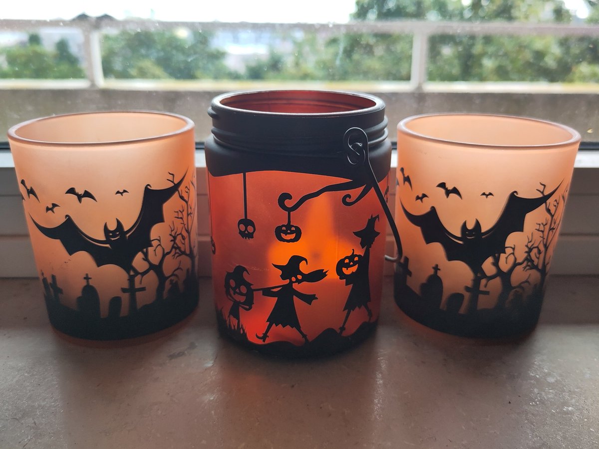 MrJackLantern's tweet photo. @Haselnuuuss Kuscheltiere *kappa*. Ne vielleicht noch elektrische Teelichter mit schönen Motiven (hab da welche mit Halloween, aber gibt ja viele verschiedene). Bringt ne schön muckelige Atmosphäre im Herbst und Winter. https://t.co/BYV4aH1nxp