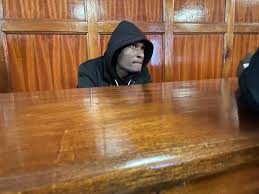 Constable Klinzy Masinde Barasa, ovisaa wa volisi ula ukukonanw'a na mavityo ma kuatha muthoosya wa mask mututia Boniface Kariuki musyini wa Ilovi kavindani ka maandamano niwaleana na mavityo asu avikitw'e kotini wa Milimani.
#mwatudigital #mwatufm ^JN
