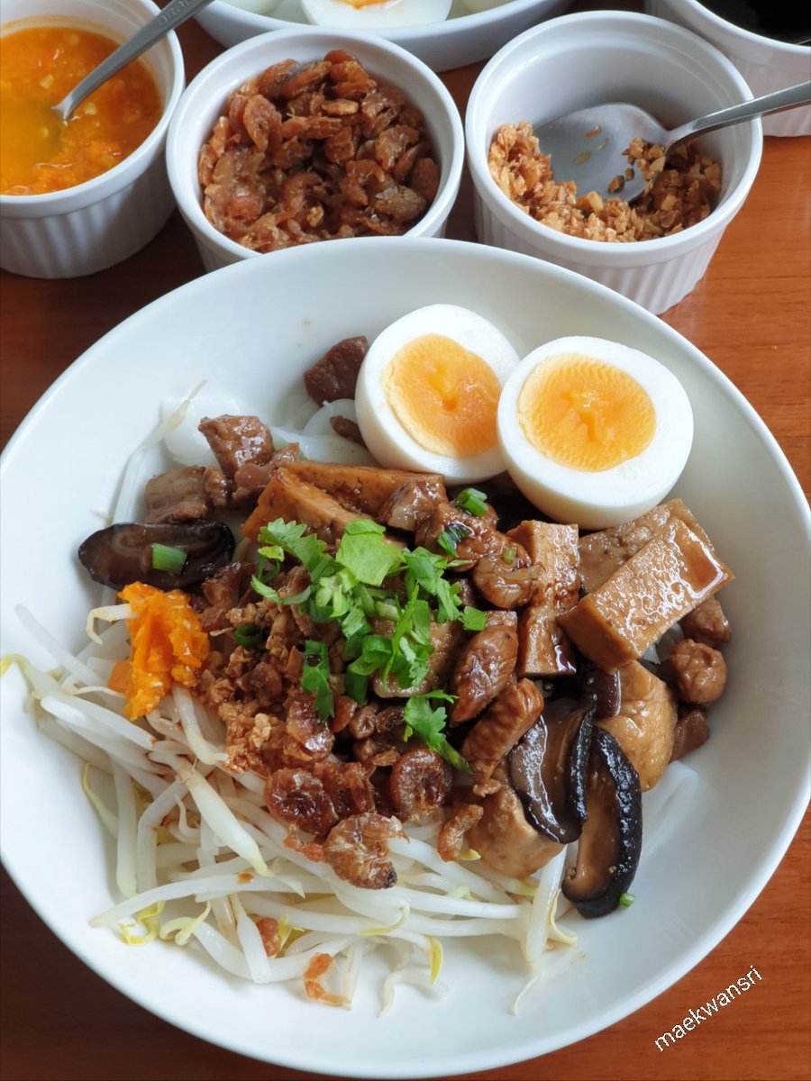 KwansriR's tweet image. ก๋วยเตี๋ยวทรงเครื่อง ทำกินเอง มั่นใจเรื่องความสะอาด ไม่ใส่ผงชูรส...รสชาติถูกปากถูกใจมากๆ😋😋😋