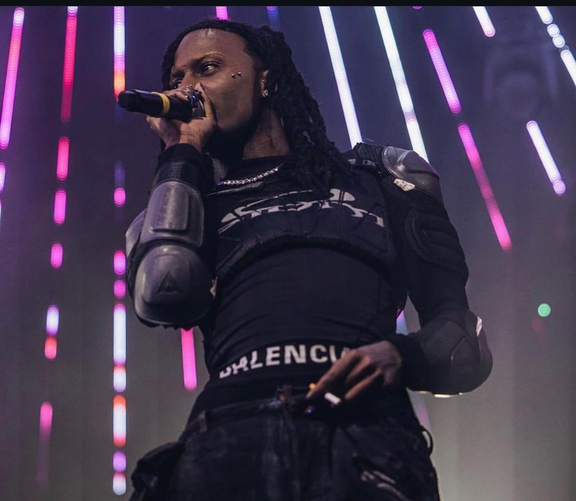 iversontalk's tweet image. • Outfits full de Balenciaga y Vetemente
• Cualquier movimiento era tendencia
• El logo de Opium y Parental Advisory en todo lado
• Leaks como MENAGE o HOMICIDE55555 salían
• Las cave sessions
La mejor era de Carti y FÁCIL
