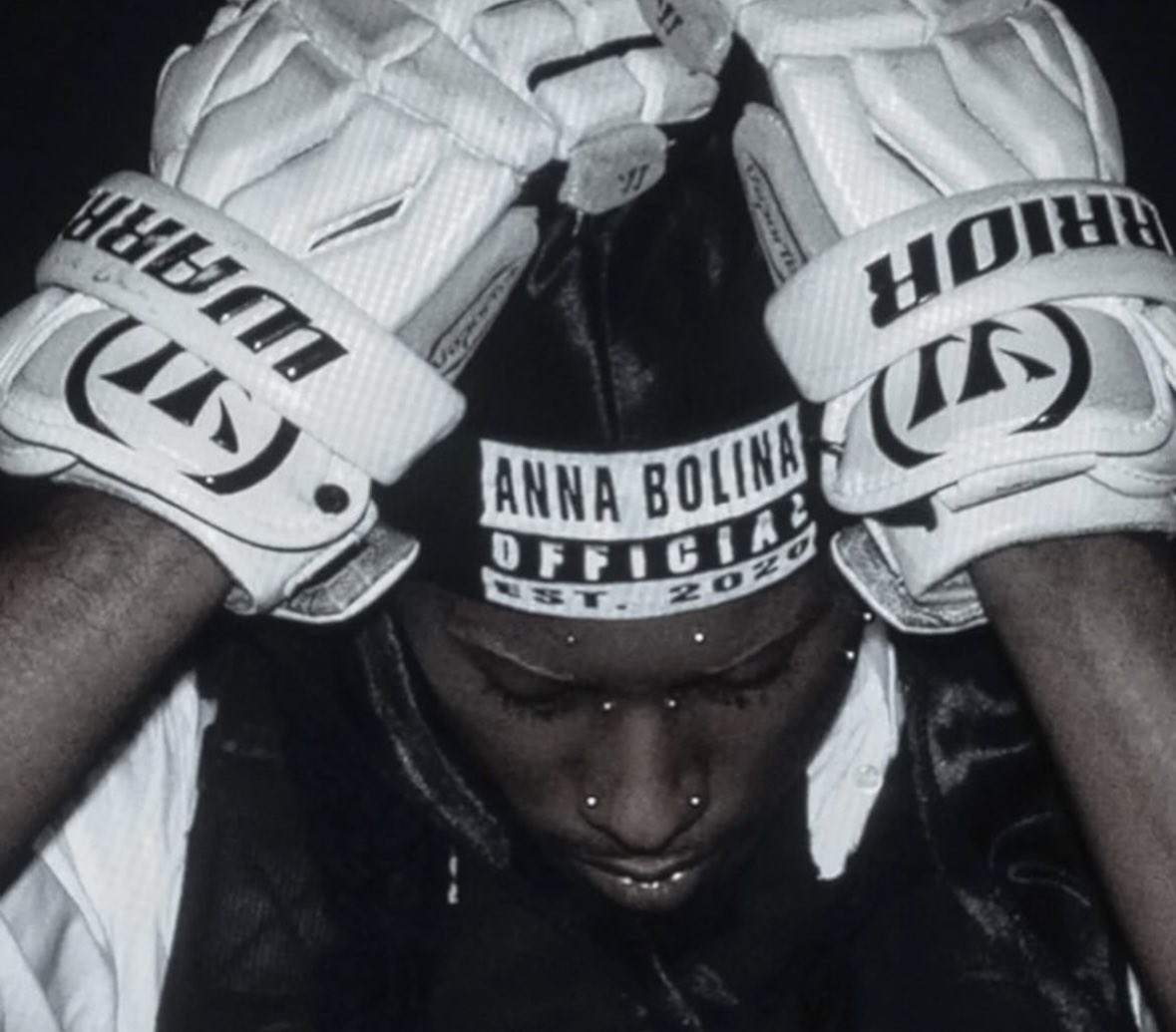 iversontalk's tweet image. • Outfits full de Balenciaga y Vetemente
• Cualquier movimiento era tendencia
• El logo de Opium y Parental Advisory en todo lado
• Leaks como MENAGE o HOMICIDE55555 salían
• Las cave sessions
La mejor era de Carti y FÁCIL