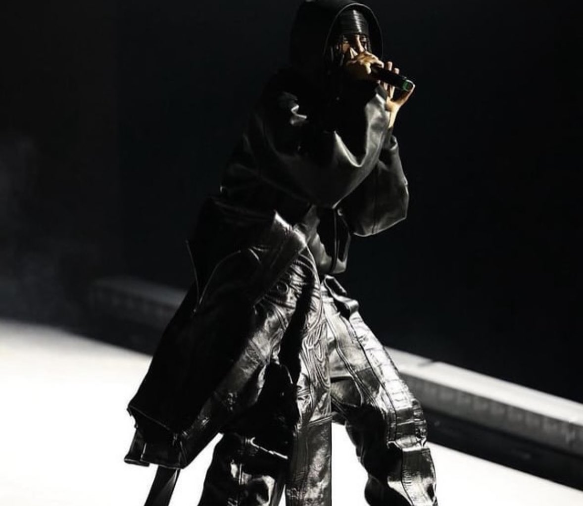 iversontalk's tweet image. • Outfits full de Balenciaga y Vetemente
• Cualquier movimiento era tendencia
• El logo de Opium y Parental Advisory en todo lado
• Leaks como MENAGE o HOMICIDE55555 salían
• Las cave sessions
La mejor era de Carti y FÁCIL