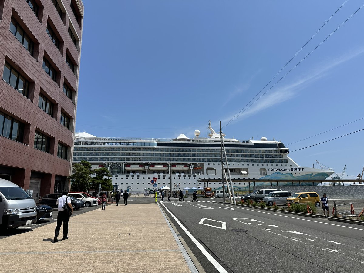 fuji73's tweet image. 清水港を見たらクルーズ船が入港していたので近くまで行ってみた
ぱっと見マンションか何かと見間違いそうｗ
ノルウェージャン・スピリット（7万5千ｔ）満室だと乗員乗客3,000名近くになるらしい
昨日はもっと大きなダイヤモンド・プリンセス（11万5千ｔ）が居たそうで、ちょっと見てみたかった