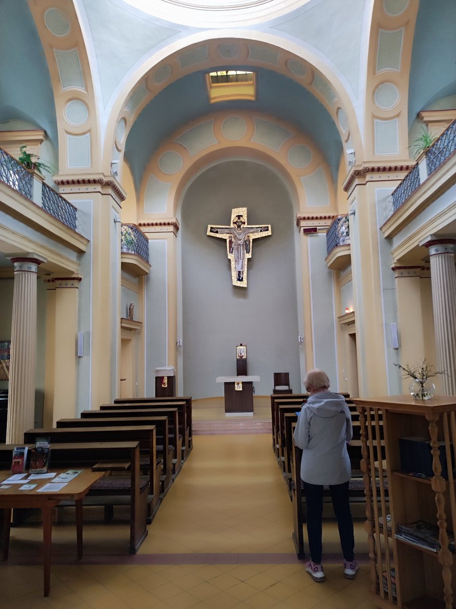 iRozhlasJVM's tweet image. Kaple sv. Anny v brněnské FN má novou podobu. Po rekonstrukci ji na svátek patronky požehnal biskup Konzbul. 🕊️ Místo slouží pacientům i personálu jako prostor naděje, odpočinku a modlitby. Mozaiky vytvořila brněnská Dílna Všech svatých. Foto: Biskupství brněnské