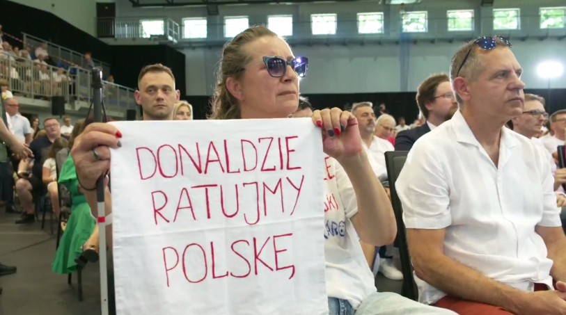 Zwracam się do Pani, która przyszła w Pabianicach na spotkanie z Donaldem Tuskiem z tym hasłem:

PiS już nie rządzi.
Ponad 1,5 roku rządzi Donald Tusk, więc jeśli chce Pani żeby Donald Tusk ratował Polskę przed sobą samym, to jest to błąd logiczny.

Pozdrawiam!