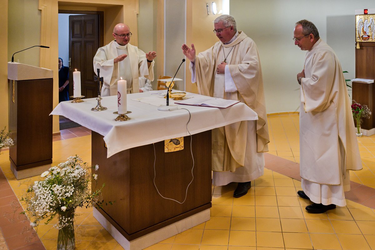 iRozhlasJVM's tweet image. Kaple sv. Anny v brněnské FN má novou podobu. Po rekonstrukci ji na svátek patronky požehnal biskup Konzbul. 🕊️ Místo slouží pacientům i personálu jako prostor naděje, odpočinku a modlitby. Mozaiky vytvořila brněnská Dílna Všech svatých. Foto: Biskupství brněnské