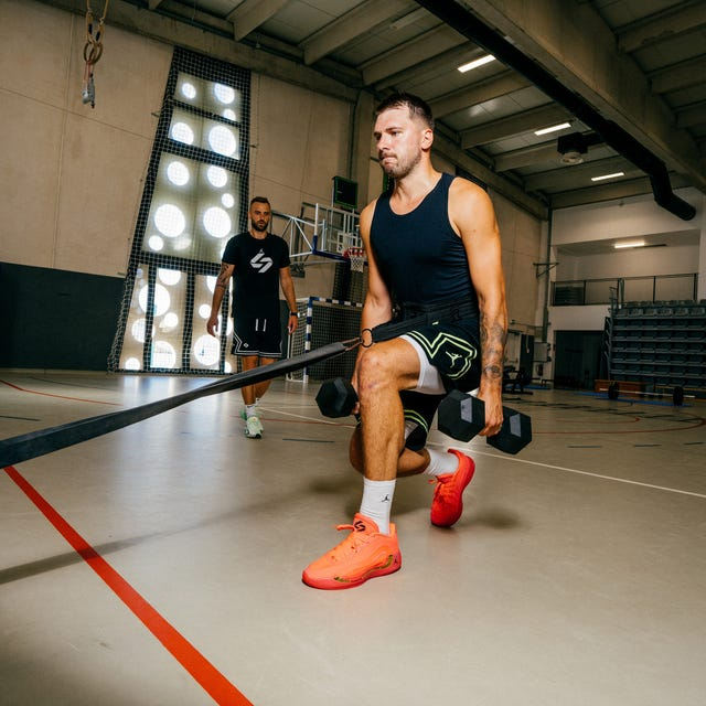 RitmoNba's tweet image. Se viene el Eurobasket y así se prepara Luka Doncic.
Luce más en forma. Falta ver cómo se traslada al rendimiento en la duela.
Via @MensHealthMag