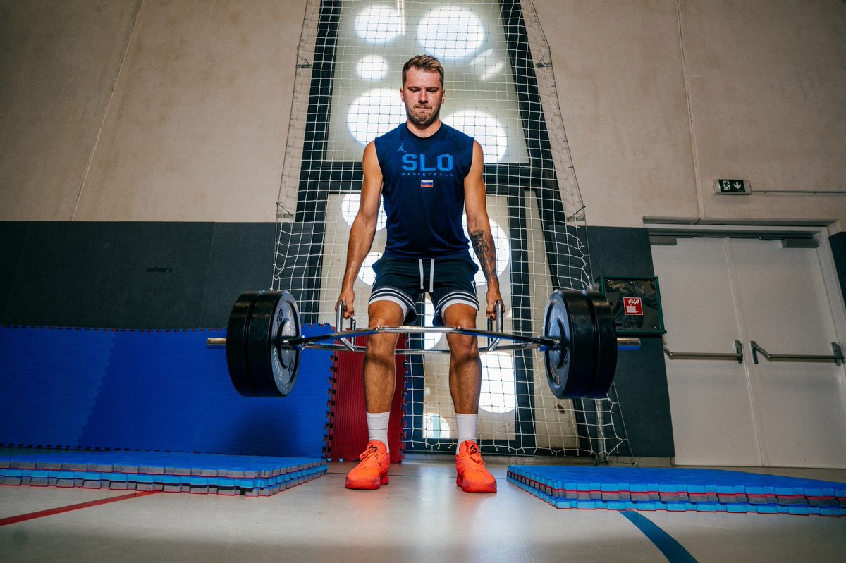 RitmoNba's tweet image. Se viene el Eurobasket y así se prepara Luka Doncic.
Luce más en forma. Falta ver cómo se traslada al rendimiento en la duela.
Via @MensHealthMag