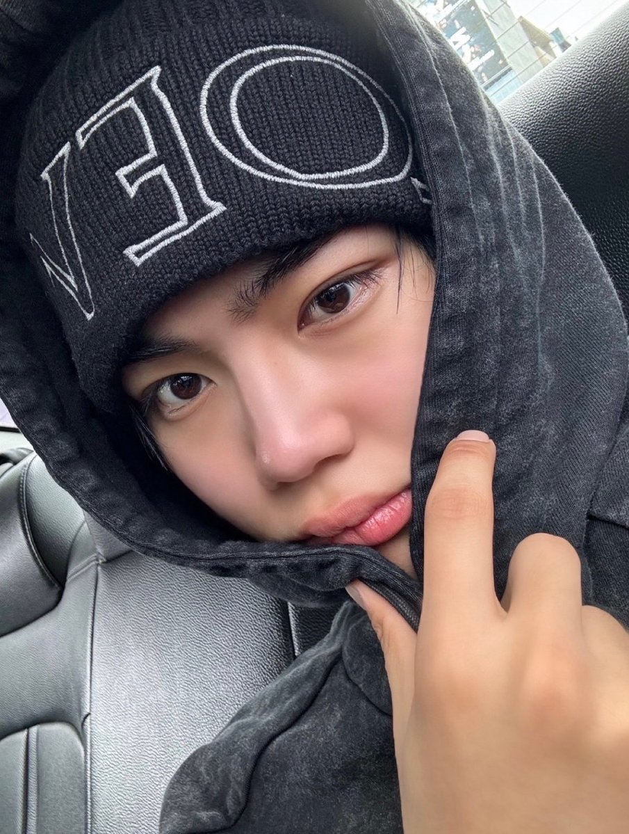_uwook1's tweet image. 콧대 점 원래 잇던 거예요 생얼에서도 콕 박혀잇음 귀여워…