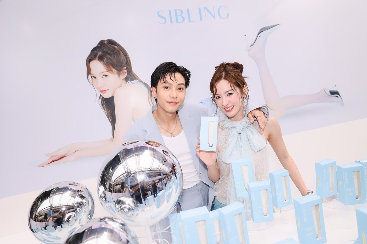 prjipata's tweet image. SIBLING คว้า “พิมฐา” นั่งแท่นพรีเซนเตอร์ เปิดตัว “Revitalizing Cream” พร้อมพาคุณ Glowing on Arrival สู่ผิวฉ่ำโกลว์ระดับเฟิร์สคลาส

“SIBLING THAILAND” แบรนด์สกินแคร์สัญชาติไทยมาแรงแห่งยุค จัดงานเปิดตัวผลิตภัณฑ์ใหม่ “Revitalizing Cream Long-Lasting Moisturizer” ภายใต้ชื่องาน…