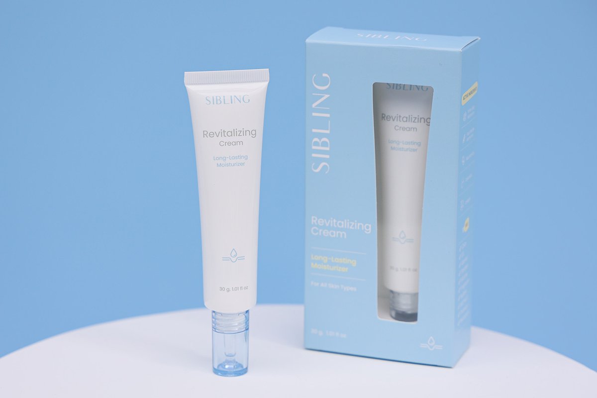 prjipata's tweet image. SIBLING คว้า “พิมฐา” นั่งแท่นพรีเซนเตอร์ เปิดตัว “Revitalizing Cream” พร้อมพาคุณ Glowing on Arrival สู่ผิวฉ่ำโกลว์ระดับเฟิร์สคลาส

“SIBLING THAILAND” แบรนด์สกินแคร์สัญชาติไทยมาแรงแห่งยุค จัดงานเปิดตัวผลิตภัณฑ์ใหม่ “Revitalizing Cream Long-Lasting Moisturizer” ภายใต้ชื่องาน…
