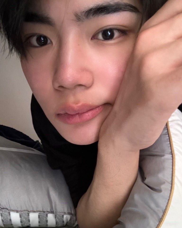 _uwook1's tweet image. 콧대 점 두 번째 사진에선 더 잘 보인ㄷㅏ