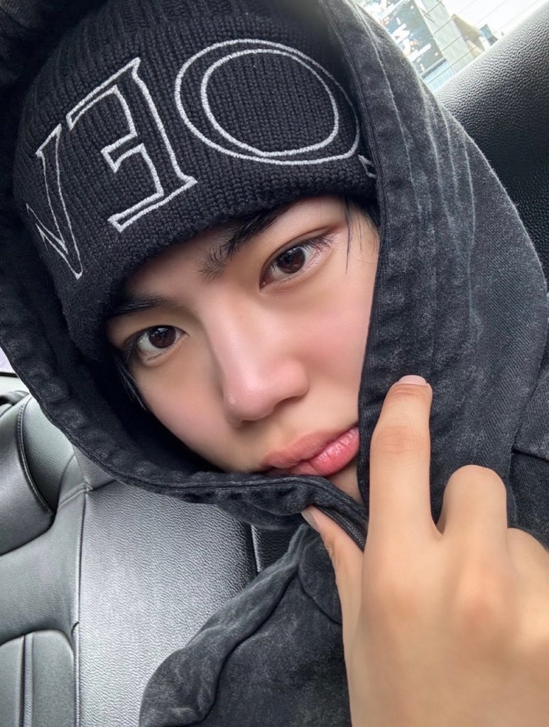 _uwook1's tweet image. 콧대 점 두 번째 사진에선 더 잘 보인ㄷㅏ