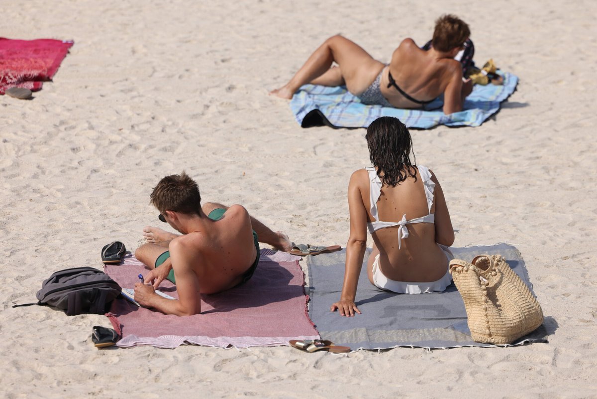 Le Parisien (@le_parisien) on Twitter photo Le ministre de la Santé alerte sur la tendance « traces de bronzage ».
Certaines tendances dâexposition au soleil, vantĂ©es par certains sur les rĂ©seaux TikTok ou Instagram cet Ă©tĂ©, sont dangereuses pour la peau, rappelle Yannick Neuder.
âĄïž l.leparisien.fr/kPni Le ministre de la SantĂ© alerte sur la tendance « traces de bronzage ».
Certaines tendances dâexposition au soleil, vantĂ©es par certains sur les rĂ©seaux TikTok ou Instagram cet Ă©tĂ©, sont dangereuses pour la peau, rappelle Yannick Neuder.
âĄïž l.leparisien.fr/kPni
