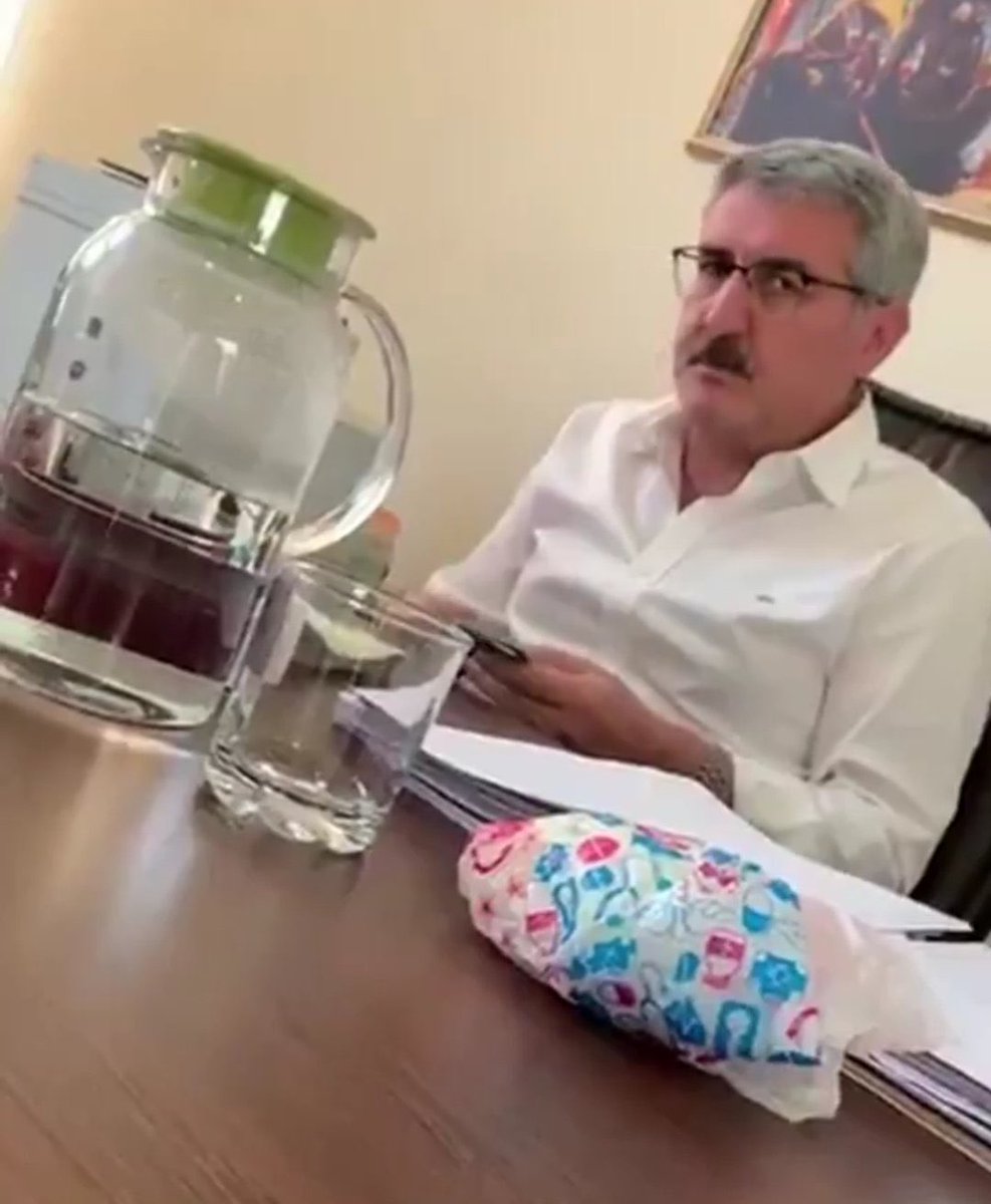 serhatucak's tweet image. Diyanet İşleri Mekke sorumlusu, rüşvet alırken çekildiği iddia edilen görüntülerle ilgili savunmasında “paraları sadaka olarak dağıtmak üzere aldım” dedi.