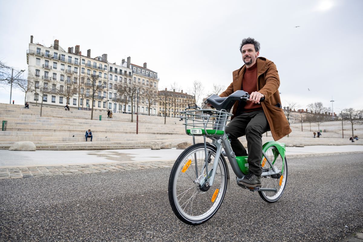 JCDecaux France (@jcdecaux_france) on Twitter photo Vélo’v franchit le cap des 100 000 abonnés en un temps record et transforme les mobilités du quotidien jcdecaux.fr/communiques-de… Vélo’v franchit le cap des 100 000 abonnés en un temps record et transforme les mobilités du quotidien jcdecaux.fr/communiques-de…