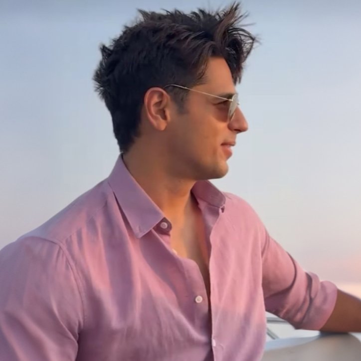 sad5ky's tweet image. something about guys wearing this shade of pink shirt