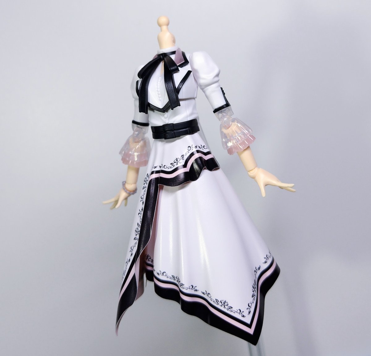 murabito_skkn's tweet image. 本日の進捗!🙋
わが家ではハルカ=カルティーに進化(?)を遂げた、閣下の正規衣装を組んでいきます!😌
いやぁ···「あのデザインを無塗装パチ組みでここまで再現させるかよ···?」という意味では、初めてBBS衣装を組んだ時と同じかそれ以上の感動がありますね···スカートの意匠も秀逸···!✨🤔