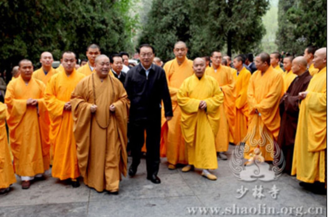 Mao (@maoviews) on Twitter photo 少林寺網站消息,2014年4月19日,中共中央政治局原常委李長春及家人參觀少林寺,笑說:「永信方丈,我們是老朋友了。」
李長春對少林寺的關心和支持由來已久,1992年,他在河南主持工作期間,批專款整修少林寺藏經閣。此後,他曾批示將少林寺打造成「國際名寺」。 少林寺網站消息,2014年4月19日,中共中央政治局原常委李長春及家人參觀少林寺,笑說:「永信方丈,我們是老朋友了。」
李長春對少林寺的關心和支持由來已久,1992年,他在河南主持工作期間,批專款整修少林寺藏經閣。此後,他曾批示將少林寺打造成「國際名寺」。