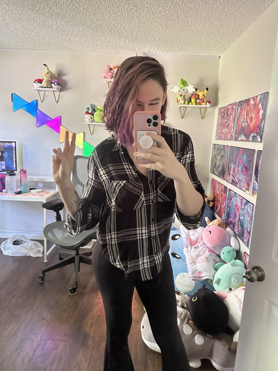 Bloody's tweet image. cozy morning ~ pretty flannel ~ soft leggings ~ comfy vibes for sure today ☺️❤️
✨ twitch.tv/bloody ✨