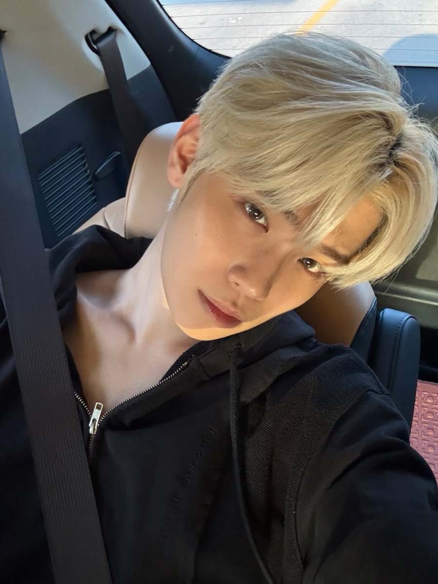 sunghanbinky's tweet image. im gonna suck the shit out of dat neck