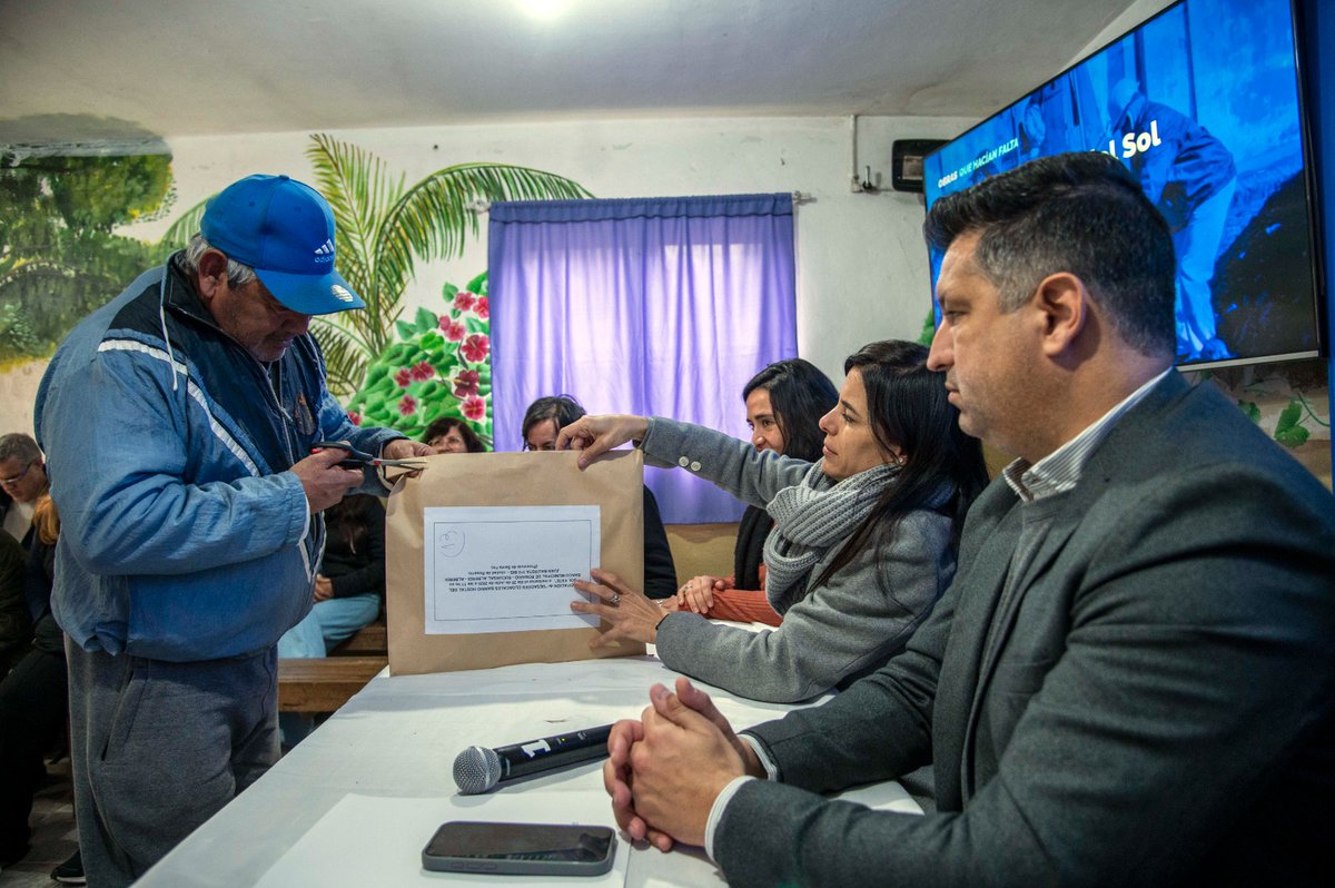 CLOACAS EN BARRIO HOSTAL DEL SOL ESTE
Abrimos los sobres licitatorios para la obra de saneamiento en más de 144 hectáreas. 💦
👉 1.200  conexiones que beneficiarán a 12.300 vecinas y vecinos de manera  directa.
➡️rosarionoticias.gob.ar/page/noticias/…