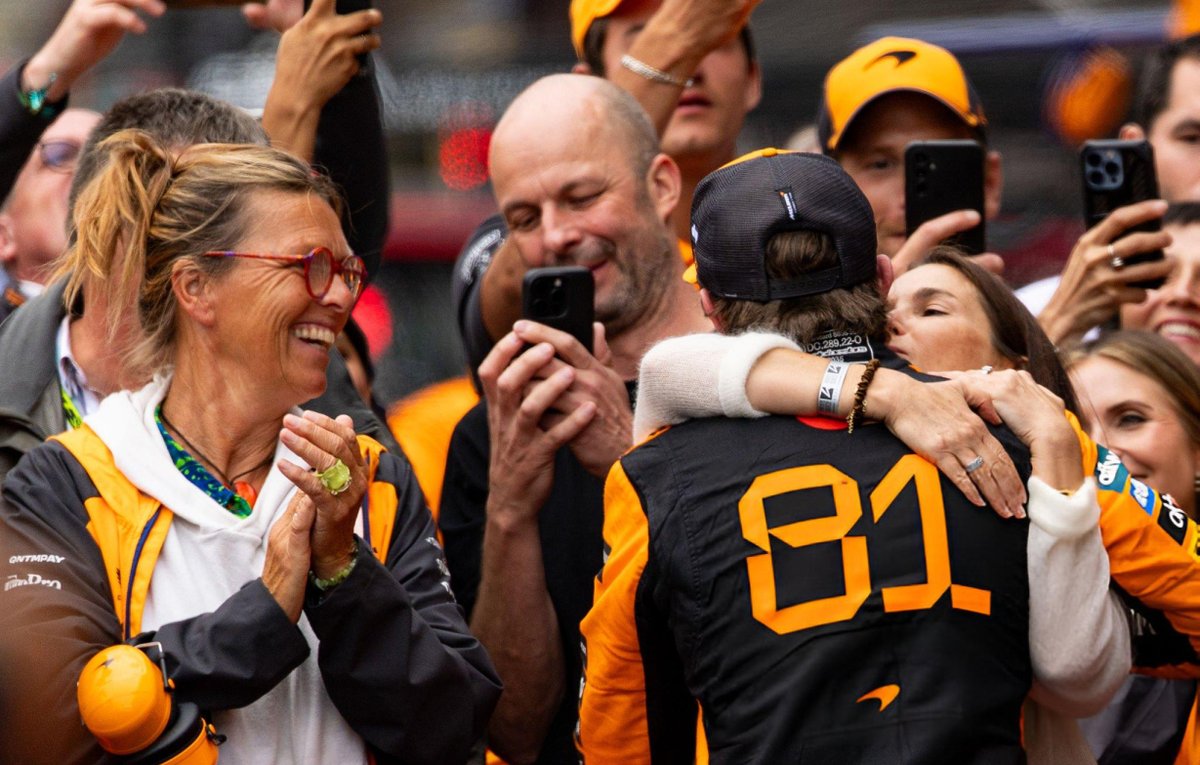 fourpiastri's tweet image. lando&apos;s mum cheering for oscar