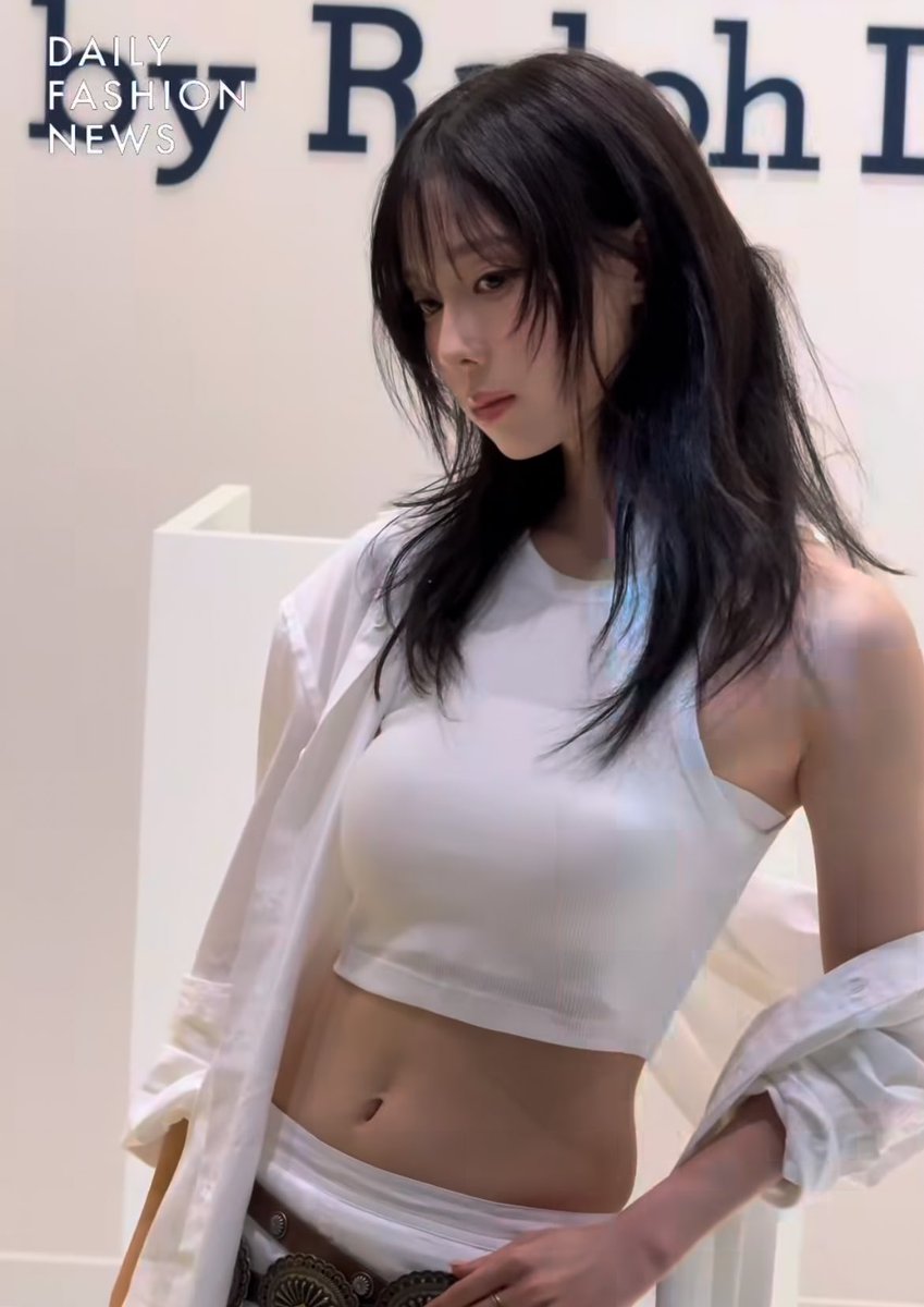 lisamjeong's tweet image. woman dont need men, they need winter kim ✊