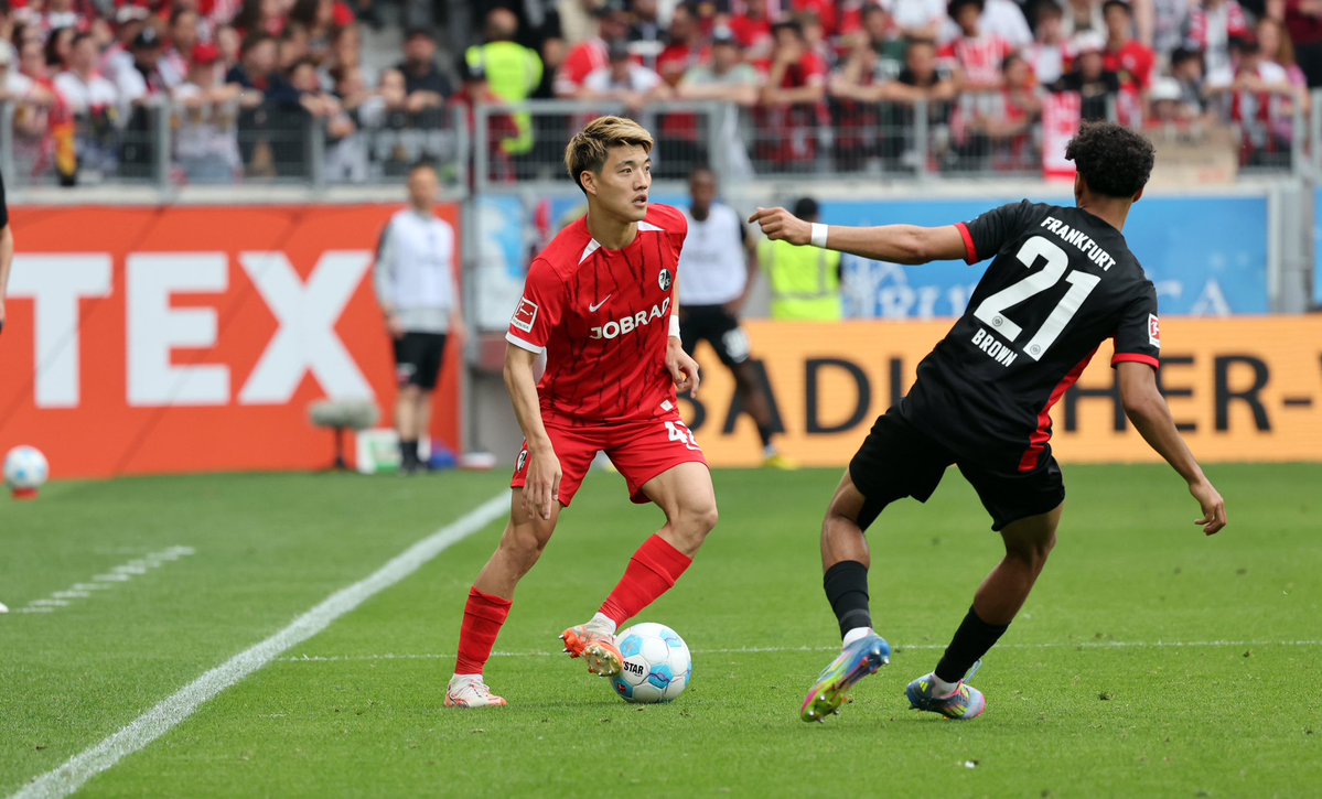 Dennis Bayer (@_dennisbayer) on Twitter photo #Sky Info: Ritsu #Doan ist sich mit #Eintracht über Vertrag bis 2030 einig (First: <a href="/ErikOleee/">Erik Peters</a>). Verhandlung der Vereine laufen. Letztes offizielles Angebot 18 Mio+Boni. #Freiburg fordert über 20+Boni. In den nächsten Tagen sind weitere Gespräche geplant
<a href="/SkySportDE/">Sky Sport</a> <a href="/Plettigoal/">Florian Plettenberg</a> #Sky Info: Ritsu #Doan ist sich mit #Eintracht über Vertrag bis 2030 einig (First: <a href="/ErikOleee/">Erik Peters</a>). Verhandlung der Vereine laufen. Letztes offizielles Angebot 18 Mio+Boni. #Freiburg fordert über 20+Boni. In den nächsten Tagen sind weitere Gespräche geplant
<a href="/SkySportDE/">Sky Sport</a> <a href="/Plettigoal/">Florian Plettenberg</a>