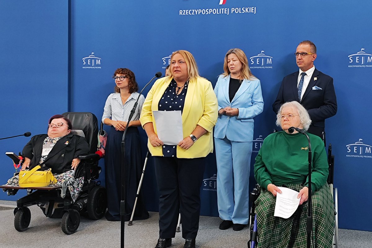 PL_2050's tweet image. 📍 Wspólna konferencja posłów Polski 2050 i Lewicy oraz przedstawicieli organizacji osób z niepełnosprawnościami.
Temat? Ustawa o asystencji osobistej – gotowa, ale wciąż nie skierowana do Sejmu.

📢 Projekt czeka od 1,5 roku. Czas go złożyć!

Jeśli rząd nie podejmie decyzji –…